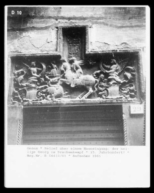 Relief über einem Hauseingang: der heilige Georg im Drachenkampf