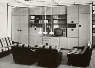 Sitzgruppe : Wohnzimmermöbel. Anbauwand (1973; Möbelkombinat Halle (MKH)). Ansicht mit Sitzgruppe