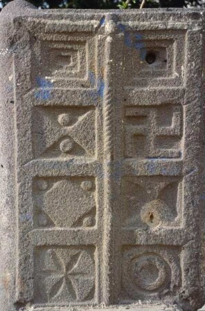 Kassettentür mit geometrischer Ornamentik