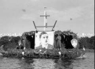 Landeboot mit einem Porträt von Charles de Gaulle auf dem Tegeler See