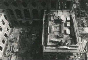 Dresden-Altstadt. Baustelle Coselpalais. Blick vom Gerüst der Frauenkirche auf das rechte Torhaus