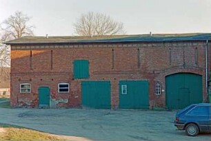 Drahtmühle (11): Hofanlage: rückwärtiger Querbau Wirtschaftsgebäude, Traufseite mit Scheunentor, Toren, Stalltür, Luken: davor Hof