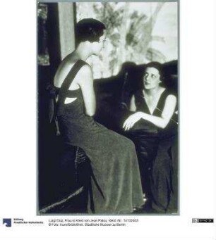 Frau in Kleid von Jean Patou