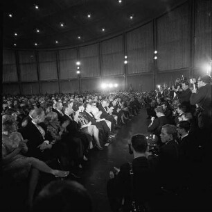 Bambi-Verleihung an die von der Zeitschrift "Filmrevue" ermittelten beliebtesten Schauspielerinnen und Schauspieler.