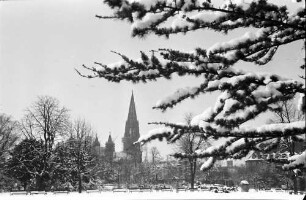 Freiburg: Blick über verschneiten Stadtgarten auf das Münster