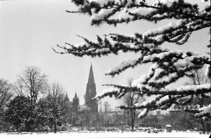 Freiburg: Blick über verschneiten Stadtgarten auf das Münster