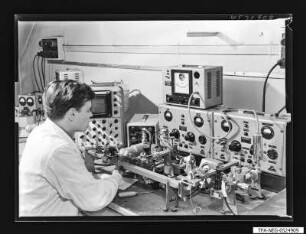 Junger Mann am Messplatz für 9 GHz Klystron, Foto 1965