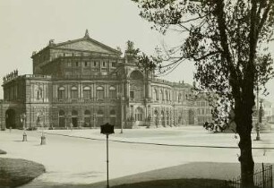 Dresden, Opernhaus : Dresden-Altstadt, Theaterplatz. Semperoper, Ansicht über den Platz