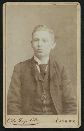 Porträt Gustav Schultz : Foto-/Bildersammlung Stenografische Sammlung. Porträt Gustav Schultz. Photographie. Carte de visite (um 1893; Otto Joop & Co.). Dresden: SLUB P a 1153