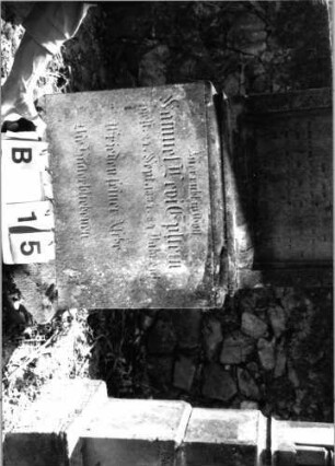 Grabstein 15 (Index: 99797968) Material: Sandstein, weiß Zustand: leicht verwittert Maße HxBxT: 178x60x21 cm Beschreibung: Stele, eingezogener Rundbogenabschluß, getreppter Sockel Symbolik: Levitenkanne, Ranken, Dreipaßbögen: Grabstein 15B