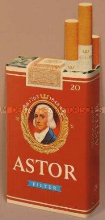 Werbeschild in Form einer Zigarettenschachtel für "Astor"-Zigaretten