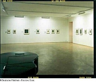 Raumaufnahme : Raumaufnahme im großen Saal in der Ausstellung: Arnold Schönberg - Das bildnerische Werk. 30.09.2001-18.11.2001