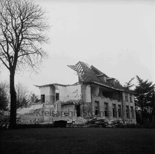 Unfallkrankenhaus: Bürgerpark: Abriss: Ruine und Bauschutt: hinten rechts und links Bäume