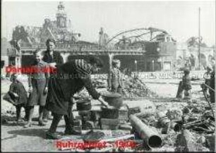 Improvisierte Kochstelle im zerstörten Essen, 1945