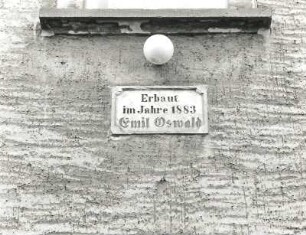 Pulsnitz, August-Bebel-Straße 22. Dreiseithof (bezeichnet 1883). Wohnstallhaus. Inschrifttafel