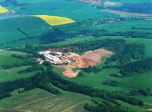 Teistungen, Hundeshagener Straße 3. Ziegelwerk Erlus AG. Luftbild-Schrägaufnahme von Südwest