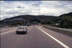 Ausfahrt aus Halbdirekte Nord (Heidelberg Richtung Stuttgart)/Übergang zu Fahrbahn Süd der A8 (Karlsruhe Richtung Stuttgart)