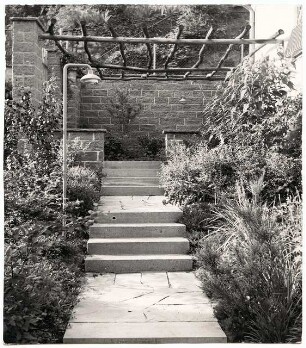 Wohnhaus Dr. R., Heidelberg: Stufen im Garten