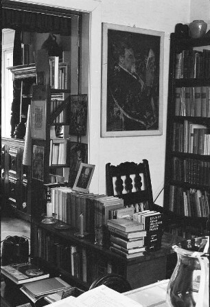 Wilhelm-Fraenger-Haus in Potsdam. Raumausschnitt mit Bücherregalen