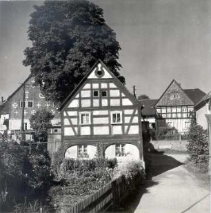 Fachwerkhaus in Crostwitz : Bauwesen - Exterieur. Ort: Chrósćicy / Crostwitz. Fachwerkhaus (Ausgedinge) und mit Schiefer verschaltes Wohnhaus
