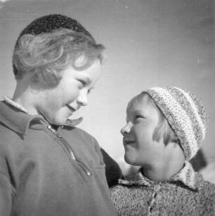 Kinderbilder. Doppelporträt zweier Mädchen mit Wintermützen