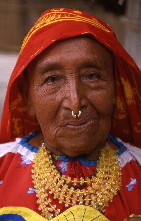 Kuna-Indianerfrau in Panama : Porträt einer alten Kuna-Indianerin in Panama, 1989