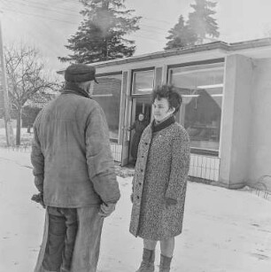 Bürgermeisterin von Spohla Frau Margot Ruhla (NDPD) 1968 : Bürgermeisterin Margot Ruhla im Gespräch mit einem Einwohner