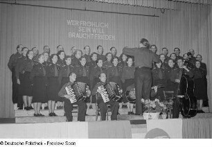 Chor und Chorleiter sowie Instrumentalisten der Volkspolizei beim Bezirksausscheid der Volkskunstgruppen 1954