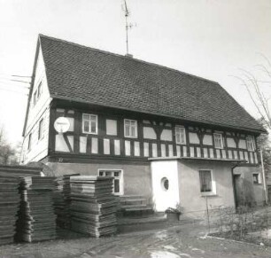 Schönberg-Tettau, Waldenburger Straße 32. Ehem. Vierseithof (1. H. 18. Jh.). Wohnstallhaus. Hofansicht