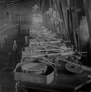 Automatisches Polieren der Prismen : Technikgeschichte | Technologie | Optische Industrie | Prismen-Fernrohre | Emil Busch AG Rathenow