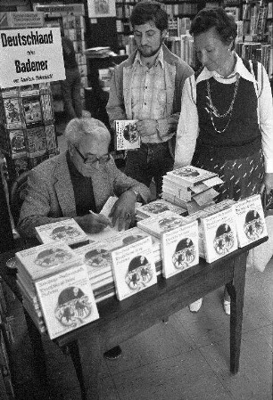 Signierstunde von Redakteur Hubert Doerrschuck alias "Amadeus Siebenpunkt" für sein Buch "Deutschland, deine Badener" in der "Braunsche Universitäts-Buchhandlung"