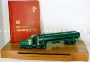 Tischzier mit Transporter der "Drushba-Trasse"