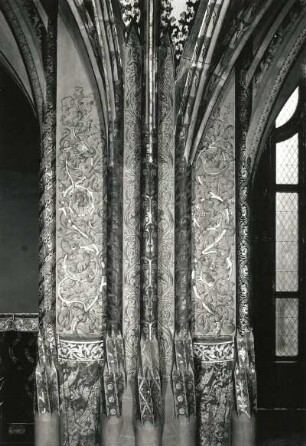 Haendel, Ernst. Dekorative Malerei an einem Wandpfeiler. Wachsfarbe. Um 1875/1880. Meißen: Albrechtsburg, Großer Bankettsaal