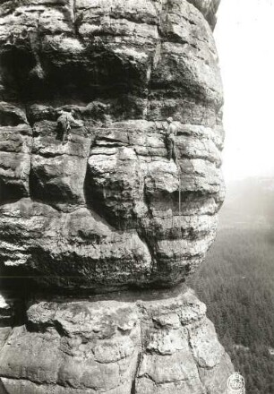 Sächsische Schweiz, Affensteine. Bloßstock. Seilschaft Ehrhardt Renger beim Quergang der Ostwand (FKV-Weg, Ostkante, VIIb)