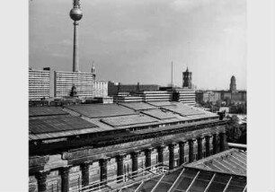 Blick vom Pergamonmuseum auf das Dach und die Westfassade der Nationalgalerie