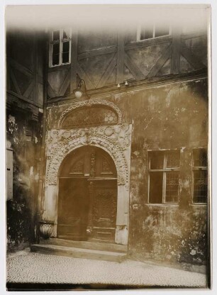 Zerbst. Braustübl auf dem Fischmarkt (1945 zerstört). Sitznischenportal