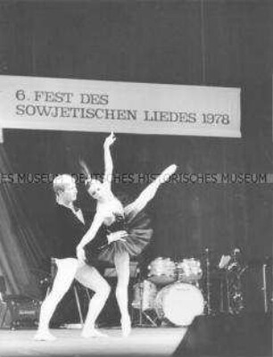Ballettaufführung während des 6. Fests des sowjetischen Liedes der DSF in Berlin (Ost)