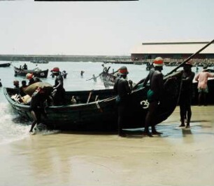 Accra. Surfboats : Accra (Ghana). Entladen eines Surfboats am Strand, 1. April 1959