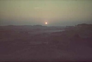 Reisefotos. Bergige Landschaft bei Sonnenuntergang
