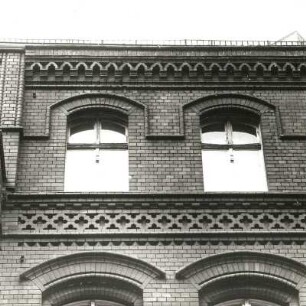 Cottbus, Straße der Jugend/Ecke Rudolf-Breitscheid-Straße. Verwaltungsgebäude (ehemaliges Kaufhaus "Weiße Taube"; um 1900). Fenster (3. Obergeschoß)
