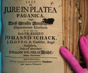 De Jure In Platea Paganica, vulgo Dorff-Strassen Gerechtigkeit, Disputationem Carolinam die 18. Maji 1702.