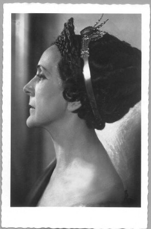 Alice Verden als Kaiserin in "Die Hermannsschlacht" von Heinrich von Kleist in der Inszenierung von Paul Hoffmann. Fotografie (Weltpostkarte). Dresden, um 1940