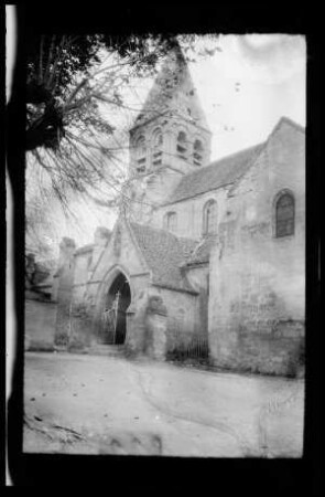 Chevregny (Dep. Aisne, Frankreich): "Kirche" mit Seitenportal (Distanzaufnahme)