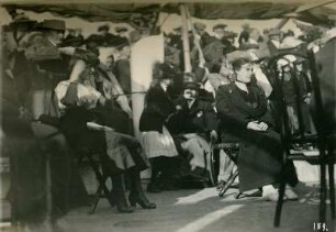Weltreisen. Cleveland, Bordaufnahmen. Herren beim Frisieren von Damen während der Bordspiele an Deck der Cleveland