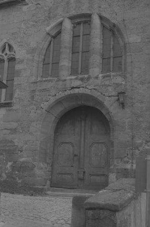 Iphofen: Portal der Pfarrkirche
