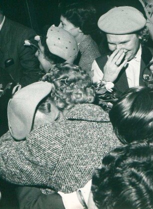 Heimkehrer: Gerda Christan trifft in Tempelhof ein und wird von ihren Verwandten begrüßt