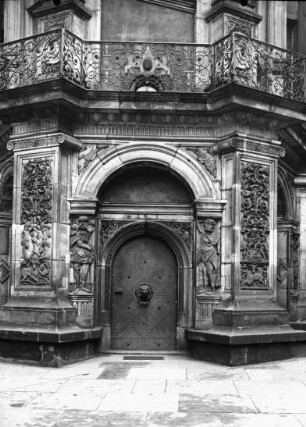Dresden, ehem. Residenzschloss; Großer Schlosshof: Portal an einem Treppenturm