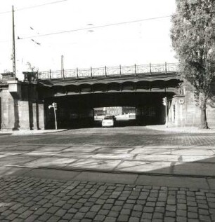 Hochgleisanlage der Eisenbahnstrecke Dresden Hauptbahnhof - Bahnhof Dresden-Neustadt. Brücke über die Güterbahnhofstraße* (Ostseite) : Dresden-Neustadt, Güterbahnhofstraße*. Hochgleisanlage der Eisenbahnstrecke Dresden Hauptbahnhof - Bahnhof Dresden-Neustadt. Brücke über die Güterbahnhofstraße* (Ostseite)