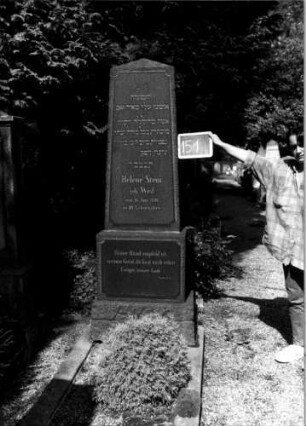 Grabstein 151 (Index: 100109766) Material: Granit Zustand: gut Maße HxBxT: 220x63x36 cm Beschreibung: Obelisk, Doppelsockel Steinmetz: K. Isenmann: Grabstein 151