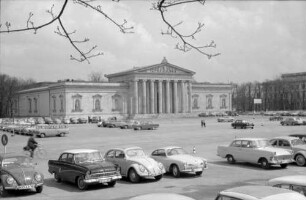 München: Glyptothek, Frontalansicht, mit Parkplatz im Vordergrund
